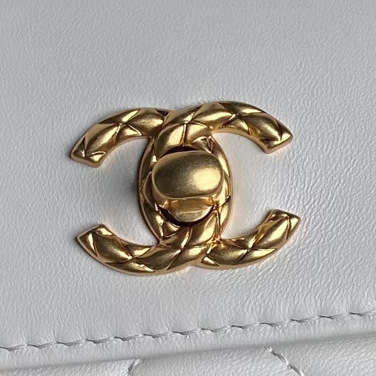 Chanel 24B AS5038 Lambskin Clutch White - Image 4