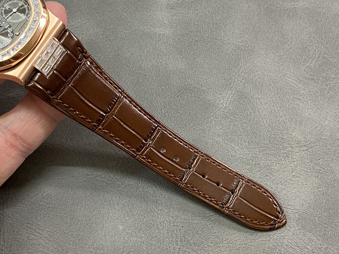 Replica Patek Philippe Nautilus 5724 001 40mm Mens Watch - Image 9