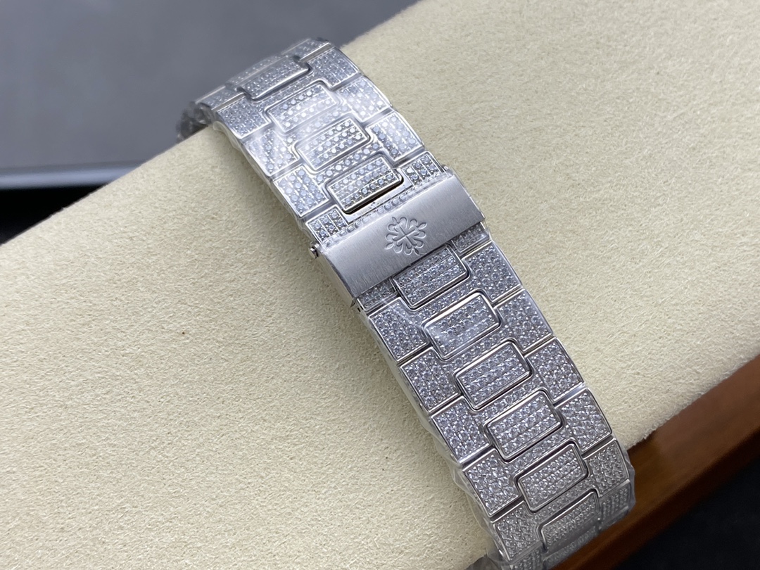 Patek Philippe Nautilus Diamond 5711 40mm & 35mm Replica Watch - Image 11