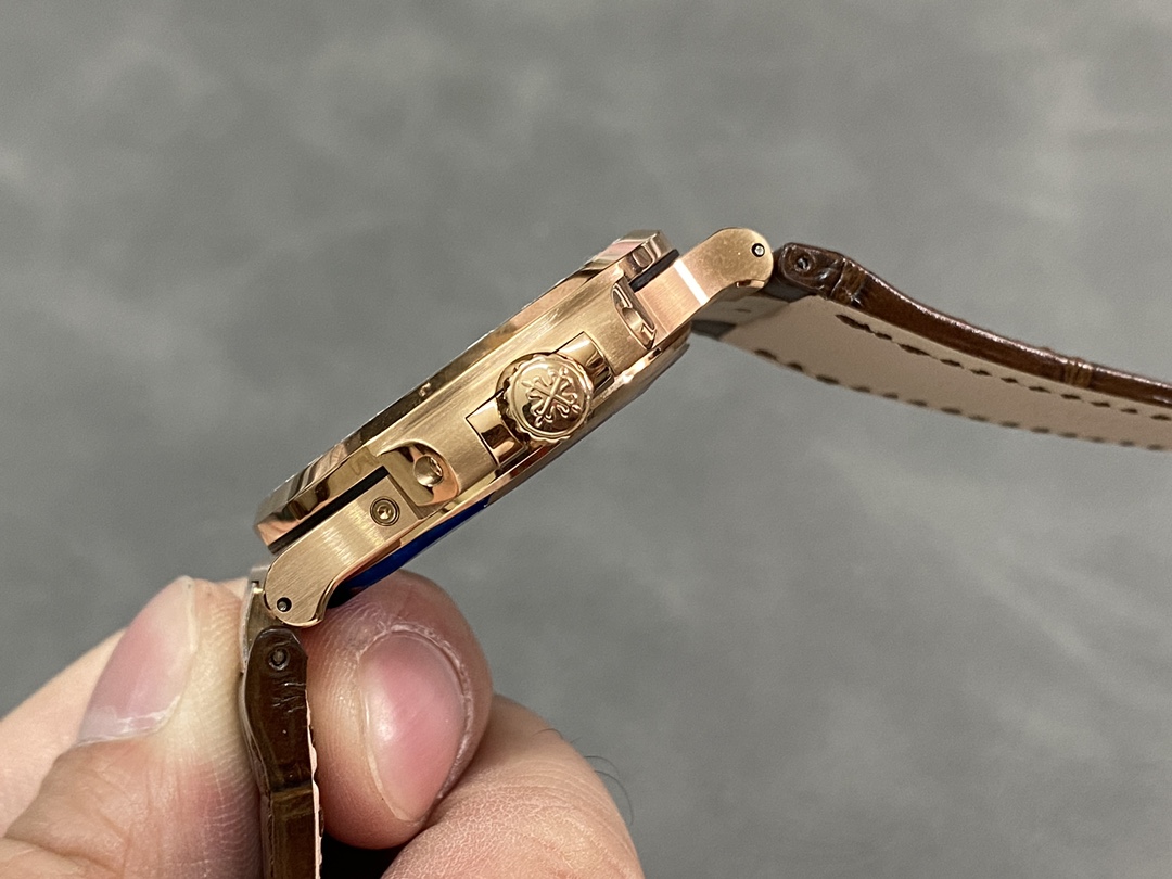 Replica Patek Philippe Nautilus 5724 001 40mm Mens Watch - Image 8