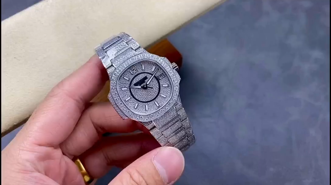 Patek Philippe Nautilus Diamond 5711 40mm & 35mm Replica Watch - Image 3