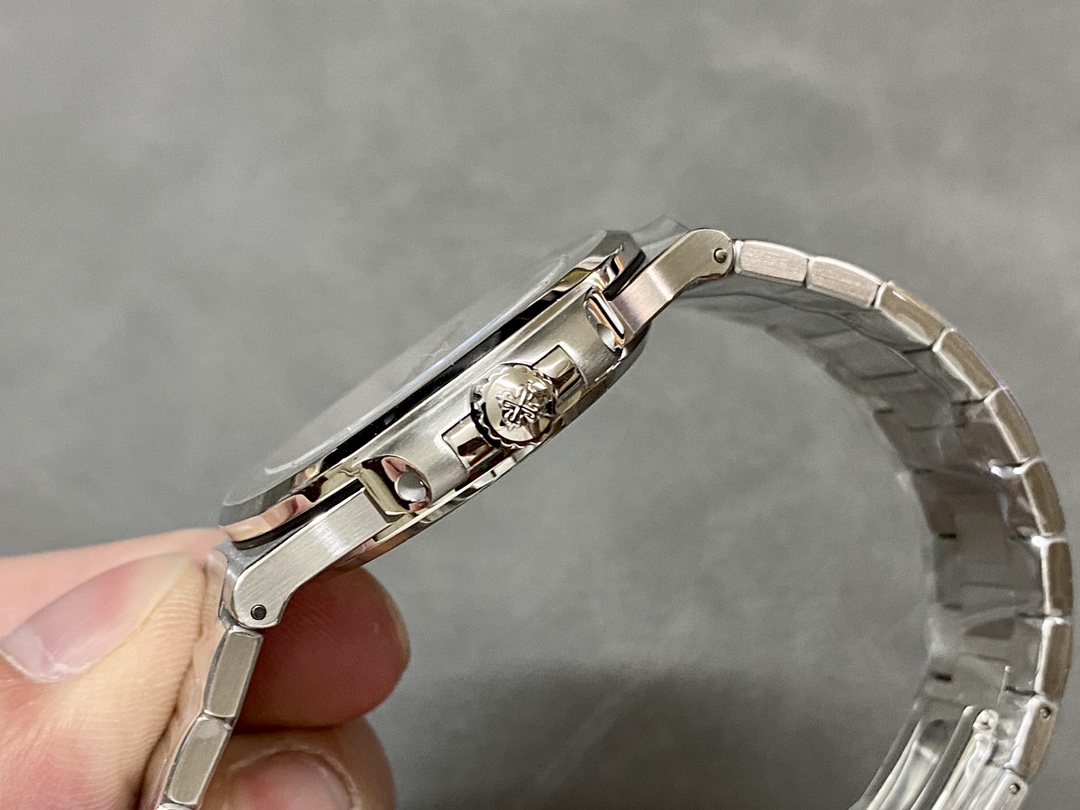 Replica Patek Philippe Nautilus 5711 1A 011 White Dial 40mm Mens Watch - Image 7