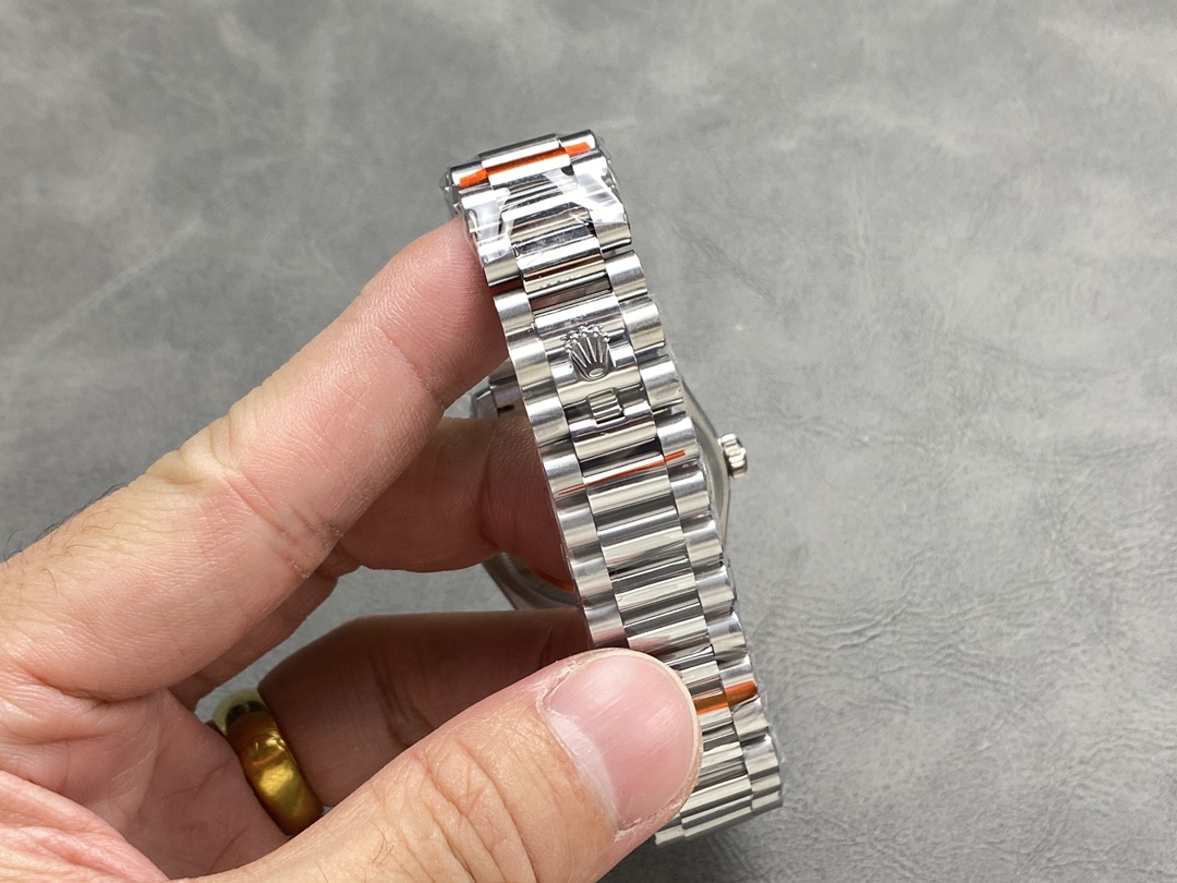 Rolex Day-Date 128239 Blue Ombre Diamond Dial 36MM Unisex Replica Watch - Image 10