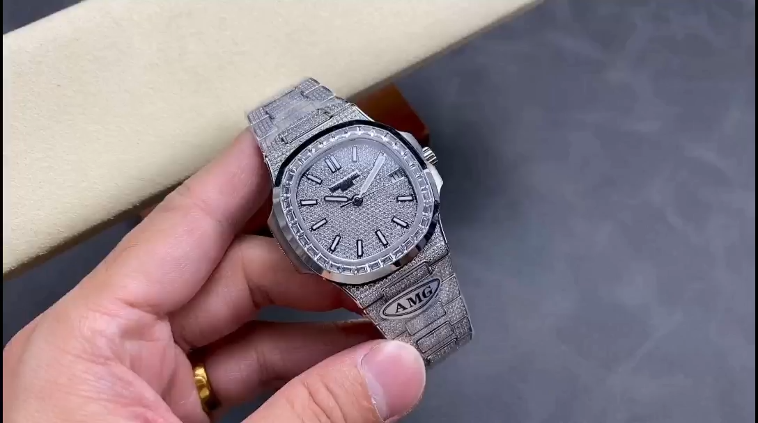 Patek Philippe Nautilus Diamond 5711 40mm & 35mm Replica Watch - Image 2