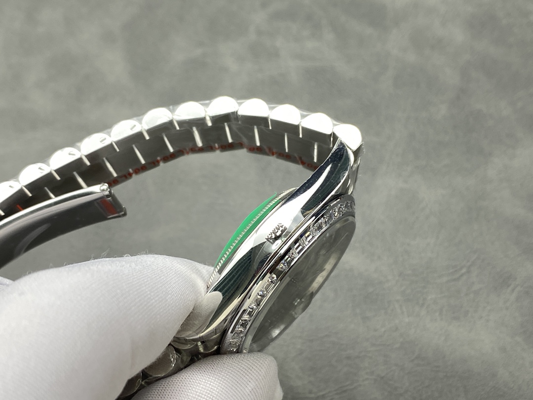 Rolex Day-Date 228349RBR Green Roman Dial Diamond Bezel 40mm Mens Replica Watch - Image 7