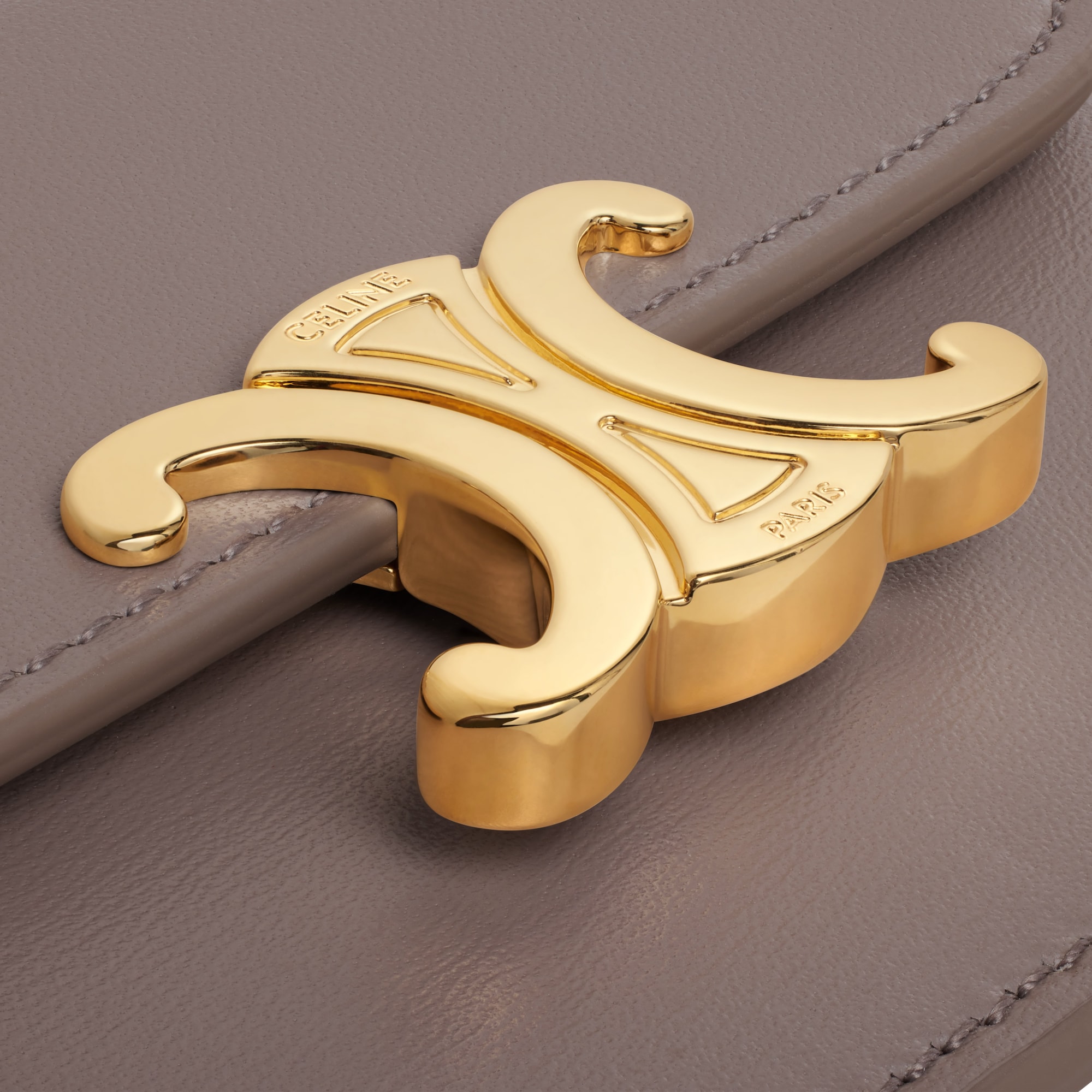 CARD HOLDER WITH FLAP TRIOMPHE IN SHINY CALFSKIN PEBBLE