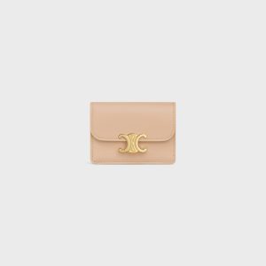 CARD HOLDER WITH FLAP TRIOMPHE IN SHINY CALFSKIN OAT BEIGE
