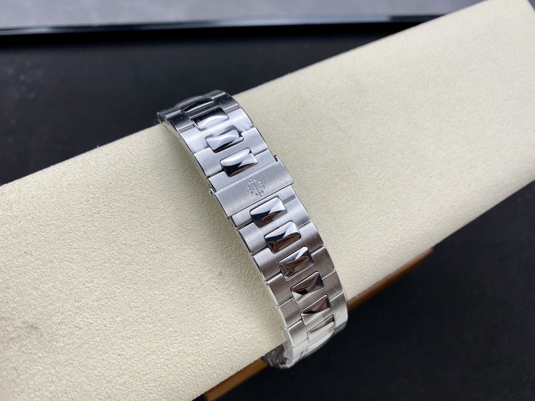 Replica Patek Philippe Nautilus 5711 1A Blue Dial 40mm Mens Watch - Image 11