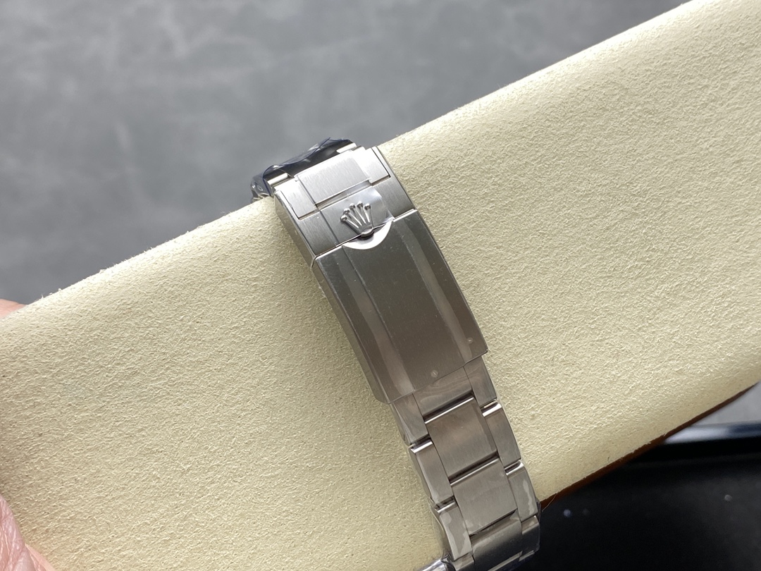 Rolex Yacht Master Black Dial Titanium 226627 0001 42mm Men's Watch - Image 11